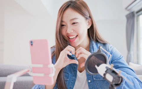 一分钟换八百套衣服！女装直播间又整新活