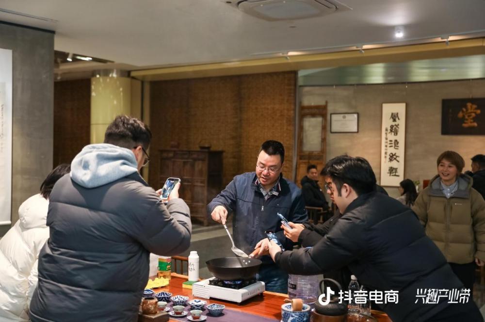 抖音电商2025兴趣产业带数据报告:近万商家销售额从0增长到百万,刺激实体经济新增量